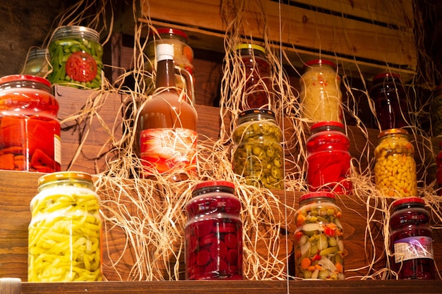 Hausgemachtes eingelegtes fermentiertes konserviertes Gemüse in Gläsern