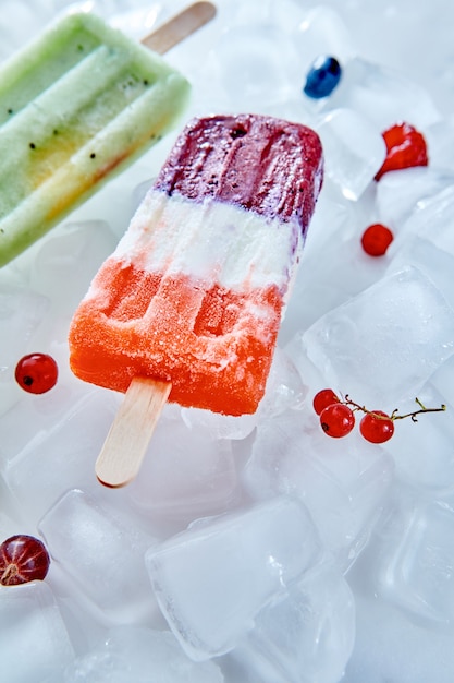 Foto hausgemachtes eis am stiel mit einem stück obst