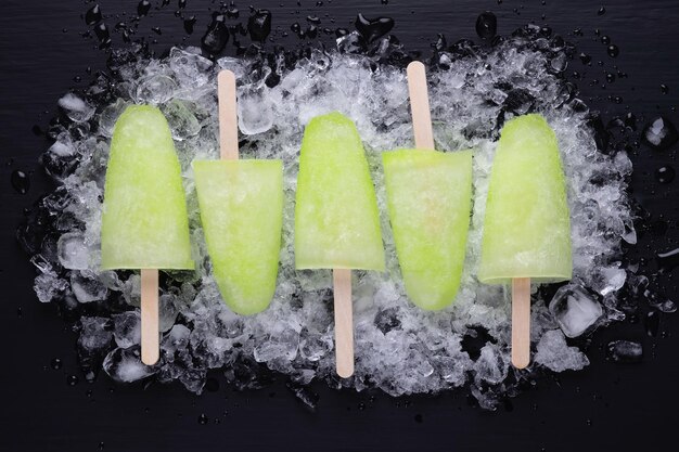 Foto hausgemachtes eis am stiel mit limettensaft-mojito-fruchteis