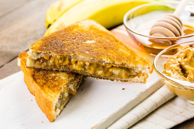 Hausgemachtes Erdnussbutter- und Bananensandwich auf Weißbrot.