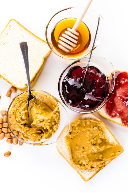 Hausgemachtes Erdnussbutter- und Gelee-Sandwich auf Weißbrot.