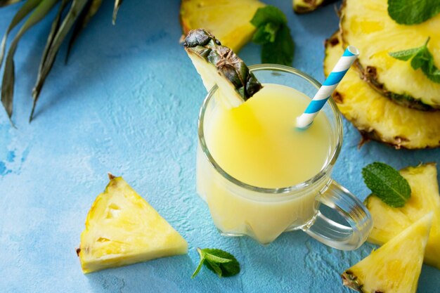 Hausgemachtes erfrischendes Fruchtgetränk mit Ananas, Vitamingetränk, Diätgetränk oder veganes Essen