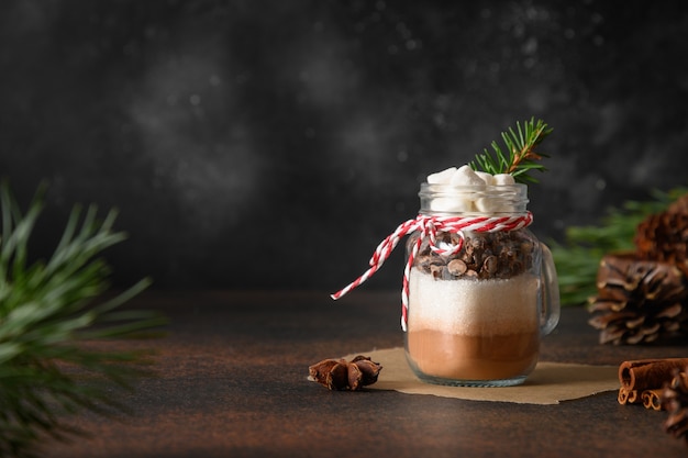 Hausgemachtes essbares Weihnachtsgeschenk im Glas zur Herstellung von Schokoladengetränken.
