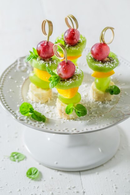 Hausgemachtes Fingerfood mit verschiedenen Früchten und Minze zum Feiern