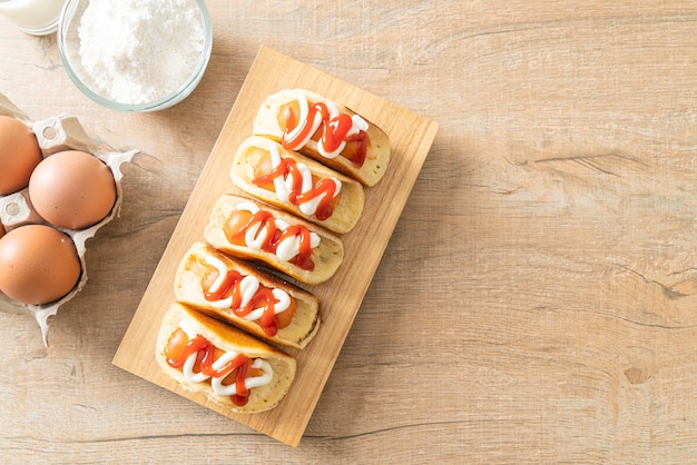 hausgemachtes flaches Pfannkuchenbrötchen mit Wurst