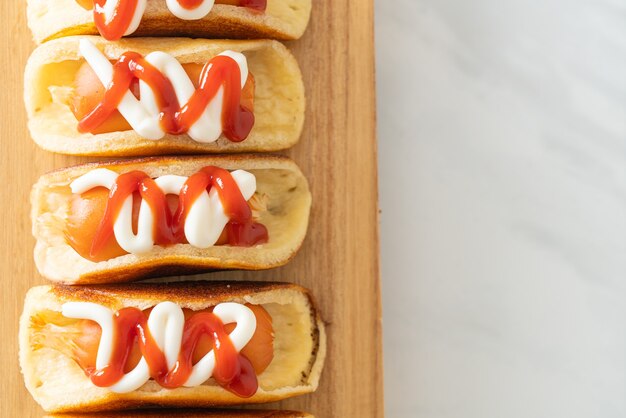 hausgemachtes flaches Pfannkuchenbrötchen mit Wurst