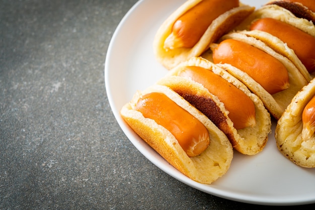 hausgemachtes flaches Pfannkuchenbrötchen mit Wurst