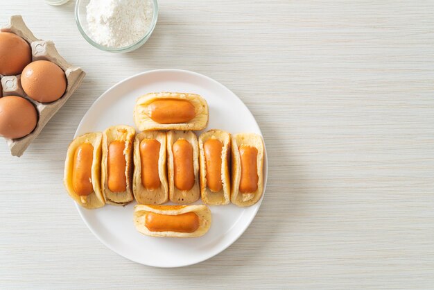 hausgemachtes flaches Pfannkuchenbrötchen mit Wurst