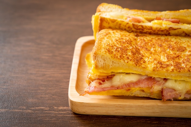 Hausgemachtes French Toast Schinken-Speck-Käse-Sandwich mit Ei