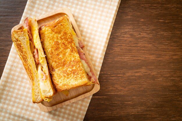 Hausgemachtes French Toast Schinken-Speck-Käse-Sandwich mit Ei