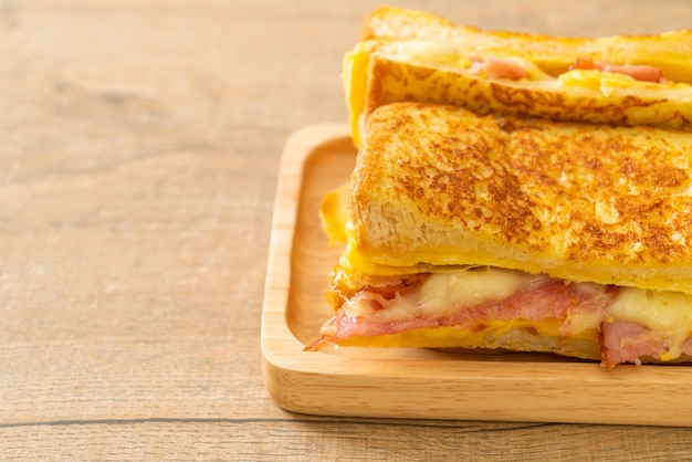 Hausgemachtes French Toast Schinken-Speck-Käse-Sandwich mit Ei