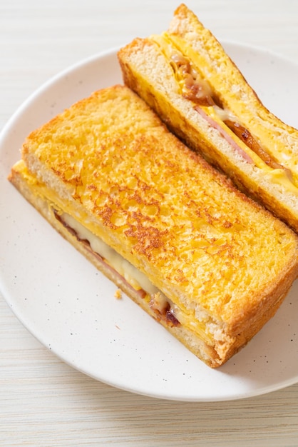 Hausgemachtes French Toast-Schinken-Speck-Käse-Sandwich mit Ei