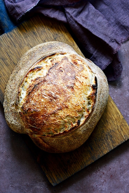 Hausgemachtes frisch gebackenes Brot auf einem Brett