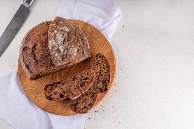 Hausgemachtes frisch gebackenes Sauerteigbrot