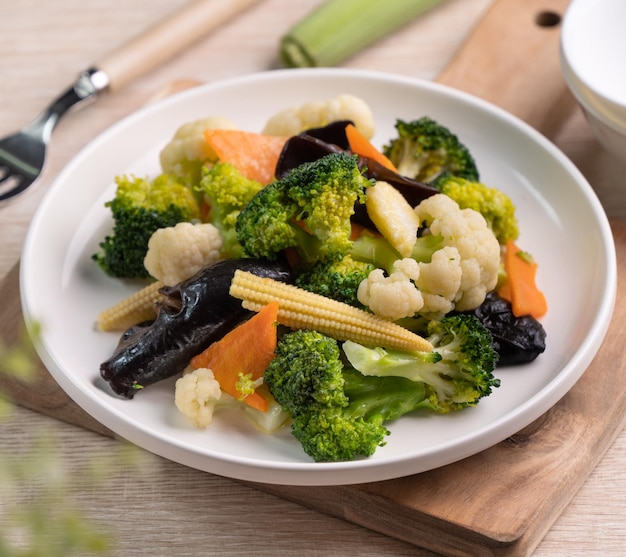 Hausgemachtes frisch gekochtes Gemüse mit Blumenkohl-Brokkoli-Schwarzpilz und Maiskölbchen