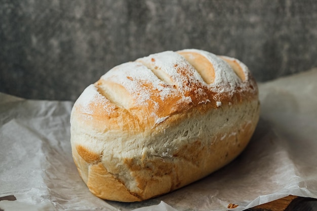 Hausgemachtes frisches Brot kühlt nach dem Backen ab Selektiver Fokusplatz für Text