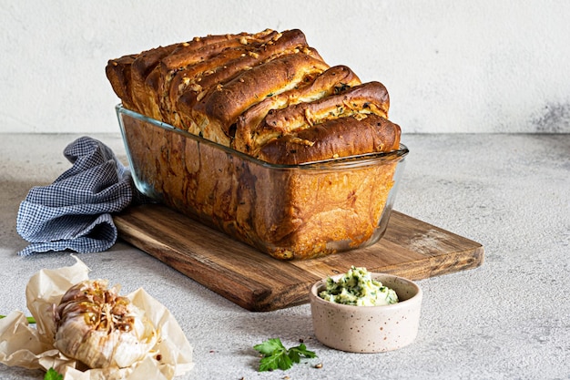 Hausgemachtes frisches Brot zum Auseinanderziehen mit Kräuter-Knoblauch-Käse