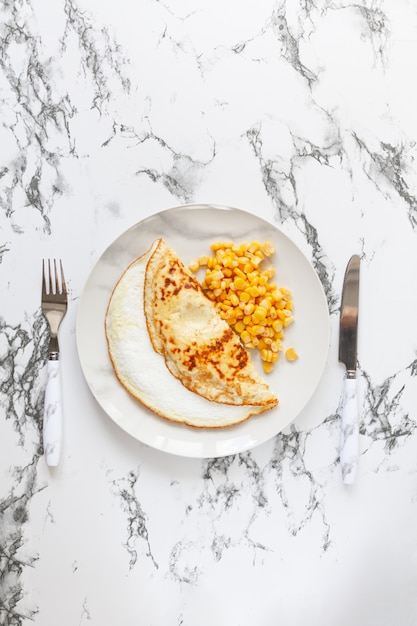 Hausgemachtes frisches Omelett zum Frühstück