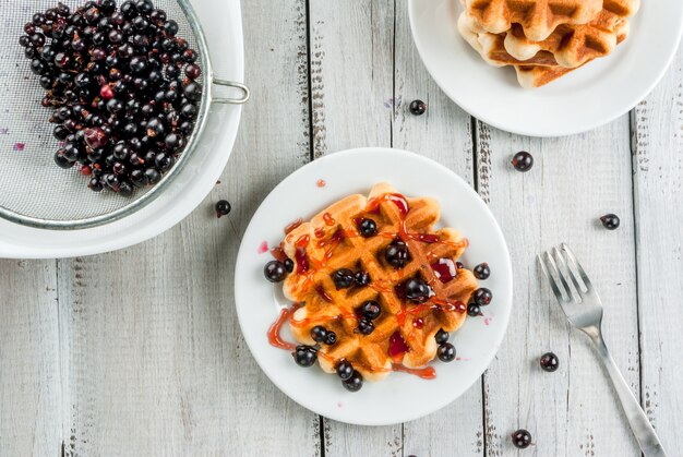 Hausgemachtes Frühstück. Frische belgische Waffeln