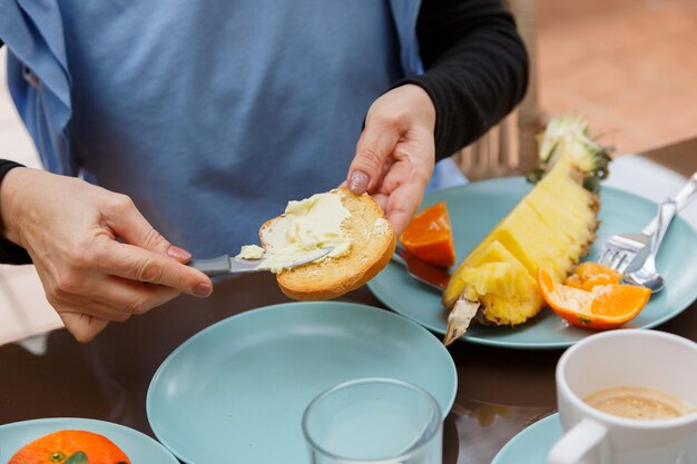 Foto hausgemachtes frühstück mit ananasbutter, kaffee und saft