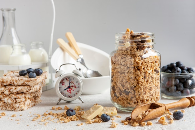 Hausgemachtes Frühstücksmüsli, Müsli mit frischen reifen Heidelbeeren, weißer Schokolade, Mehrkornkuchen und Milch