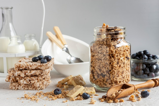 Hausgemachtes Frühstücksmüsli, Müsli mit frischen reifen Heidelbeeren, weißer Schokolade und Milch