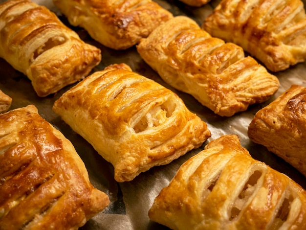 Hausgemachtes Gebäck frisch gebackene Blätterteig-Puffs mit Äpfeln auf Backpapier Backwaren