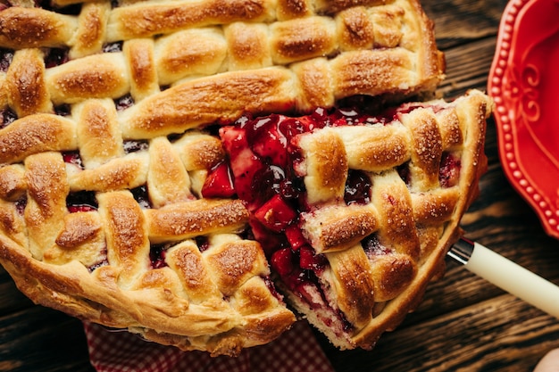 Hausgemachtes Gebäck mit Beeren und Apfel