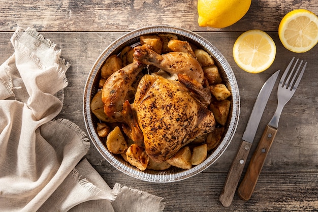 Hausgemachtes gebratenes Huhn auf Holztisch