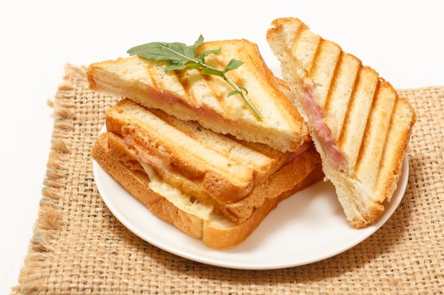 Hausgemachtes gegrilltes Käsesandwich zum Frühstück auf dem Teller