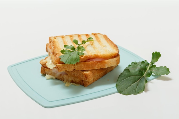 Hausgemachtes gegrilltes Käsesandwich zum Frühstück auf Schneidebrett