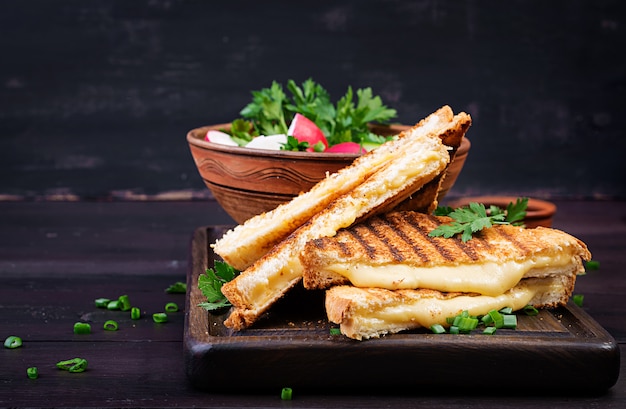 Foto hausgemachtes gegrilltes käsesandwich zum frühstück