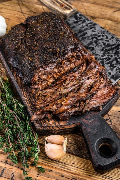 Hausgemachtes geräuchertes Barbecue Beef Brisket Fleisch. hölzerner Hintergrund. Ansicht von oben.