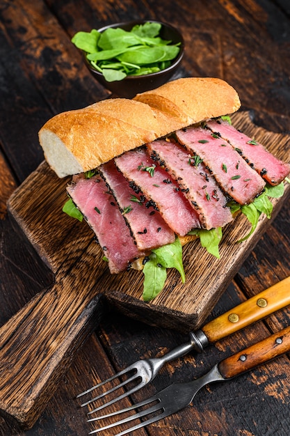 Foto hausgemachtes geschnittenes gegrilltes sesam-thunfischsteak