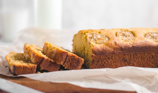 Hausgemachtes gesundes Bananenbrot in Scheiben geschnitten