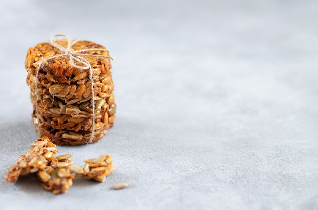 Hausgemachtes gesundes Dessert Kozinaki mit Sonnenblumenkernen, Kürbiskernen und Honig. Stapel Energiebonbons