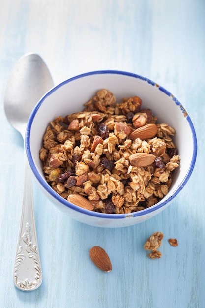 Hausgemachtes gesundes Müsli in der Schüssel zum Frühstück