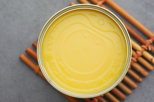 Hausgemachtes Ghee im Behälter auf einem Tisch