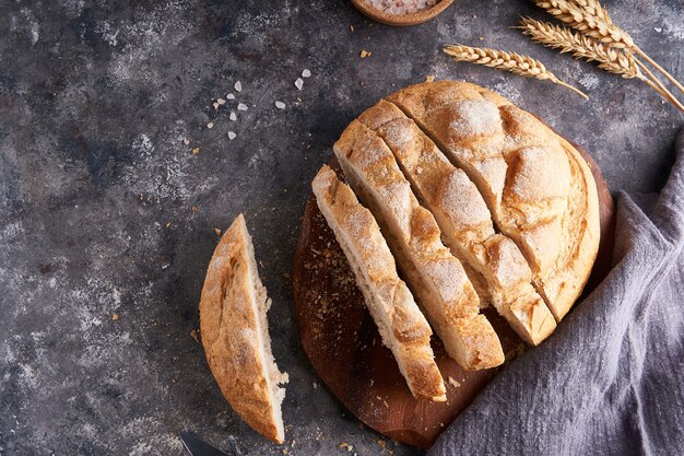 Hausgemachtes glutenfreies Brot auf einer Serviette auf dem Küchentisch