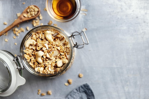 Hausgemachtes Granola-Müsli im Glasgefäß