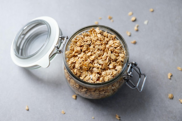 Hausgemachtes Granola-Müsli im Glasgefäß