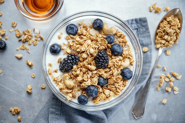 Hausgemachtes Granola-Müsli in Schüssel