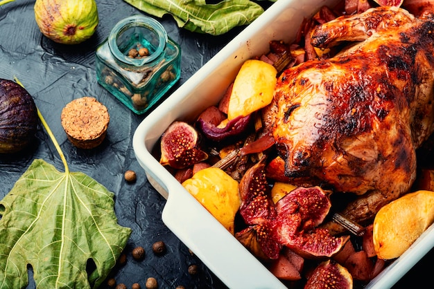 Hausgemachtes Hähnchen gegrillt mit Feigen. Herbstrezept