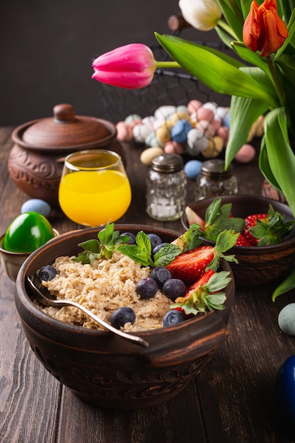 Hausgemachtes Haferflocken-Müsli oder Müsli mit frischen Beeren für ein gesundes Frühstück am Ostermorgen, selektiver Fokus. Gesunde Lebensmitteloberfläche