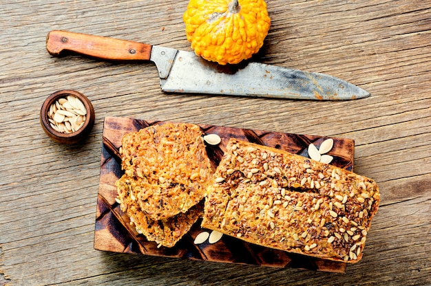 Hausgemachtes Herbstbrot, Kürbisbrot auf Holztisch.