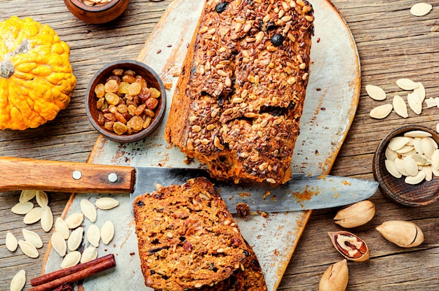 Hausgemachtes Herbstbrot, Kürbisbrot auf Holztisch.