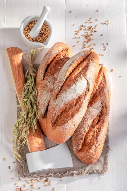 Hausgemachtes Holzfällerbrot, frisch zu Hause gebacken