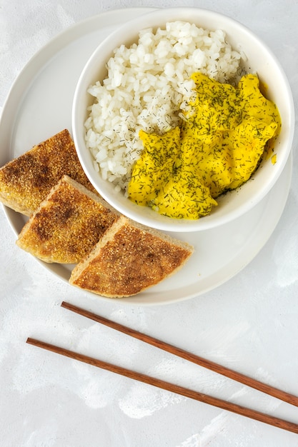 Hausgemachtes Huhn mit Curry und Basmatireis