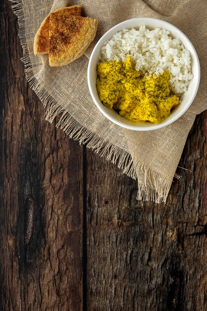 Hausgemachtes Huhn mit Curry und Basmatireis