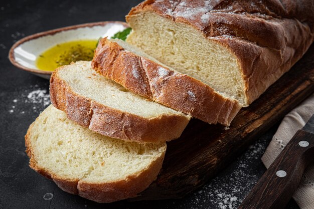 Hausgemachtes italienisches Ciabatta-Brot in Stücke geschnitten auf dem Tisch nah oben